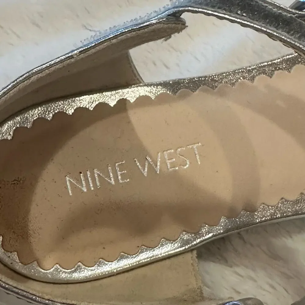 Nine West SIlver Flats sz 4 Girls